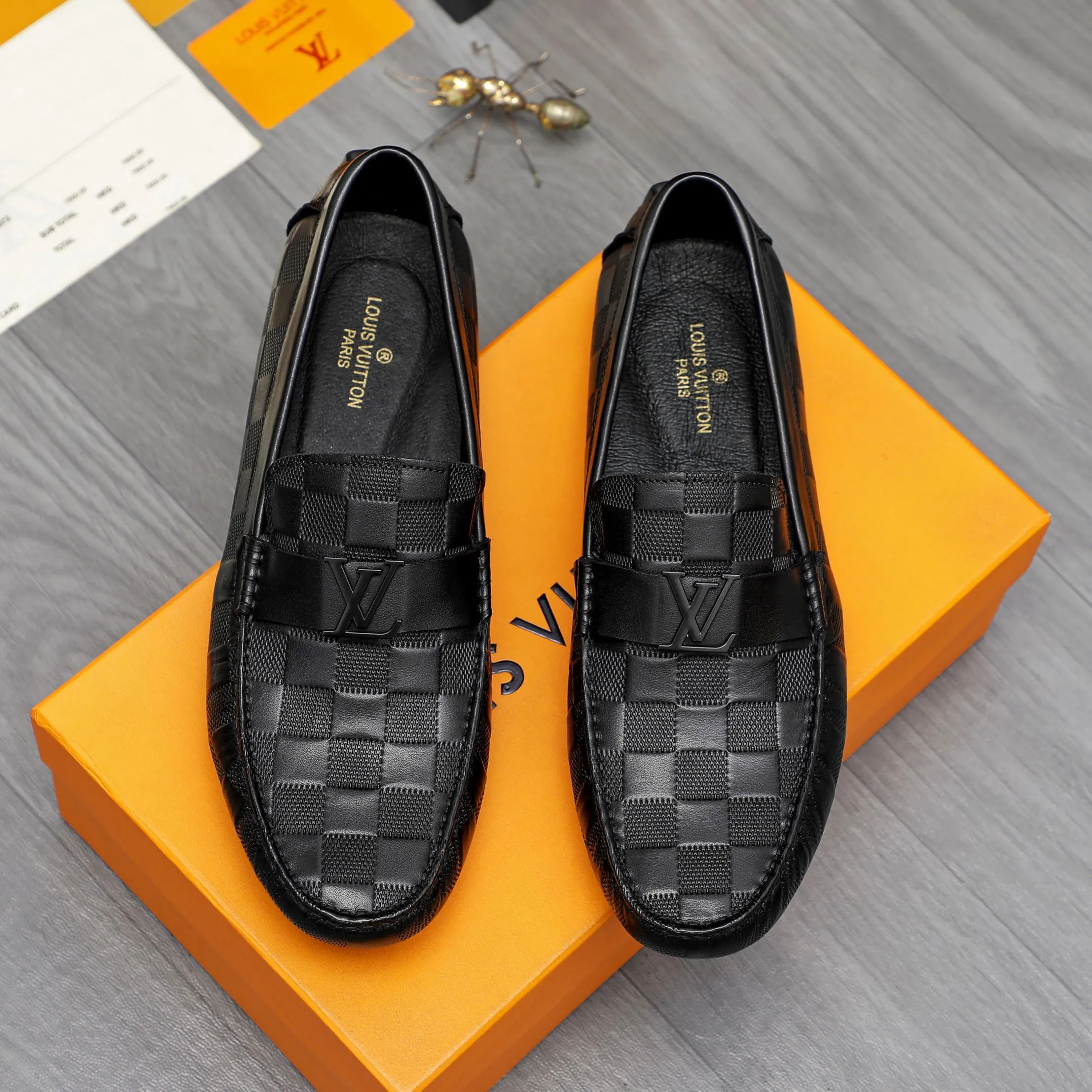Men's shoes💰400 Product trademark: LV "Louis Vuitton" business slip-on leather shoes Regular size: 38-45 (45 is custom-made and non-returnable) Product materials: Selected high-quality cowhide embossed upper, pigskin lining, rubber outsole